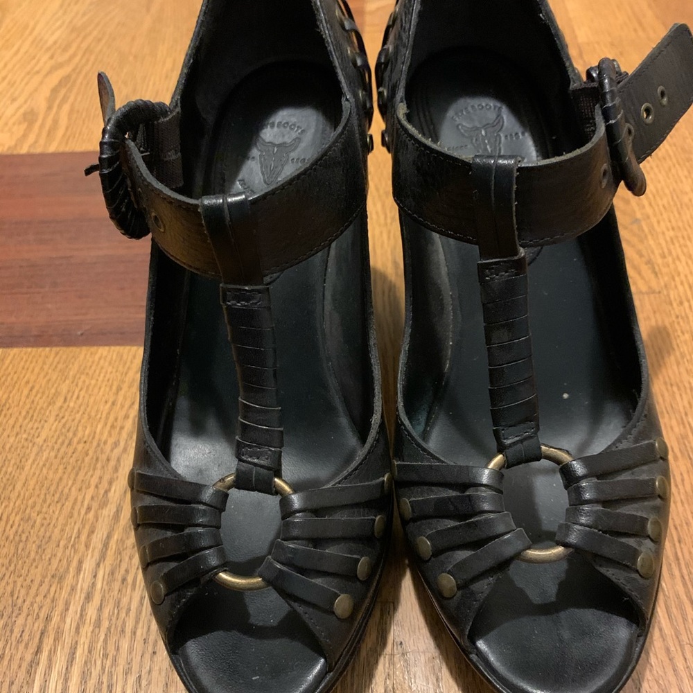 Black leather heel sandles